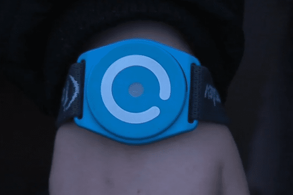 Le bracelet est relié via bluetooth à un smartphone.