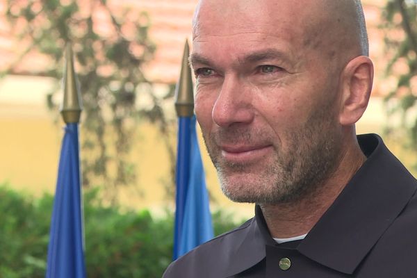 Zinédine Zidane ému lors de l'inauguration d'une maison de soins palliatifs pour enfants à Istres.