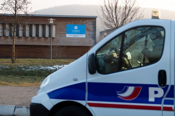 A Riom, près de Clermont-Ferrand, le lycée Pierre-Joël-Bonté est placé sous surveillance policière après des menaces.