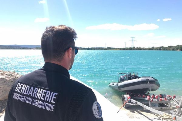 Les plongeurs de la brigade nautique et fluviale de Martigues poursuivent les investigations dans le secteur du crash