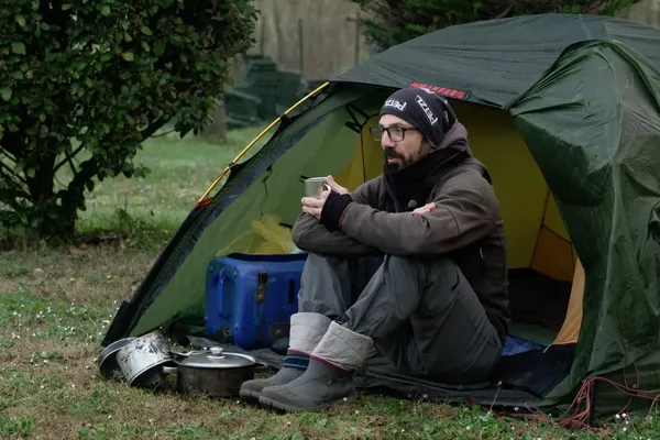 Rencontre avec une micro-société de campeurs au coeur de l'hiver