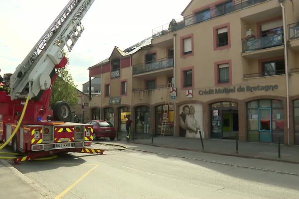 Le feu a pris dans un appartement et s'est rapidement propagé. L'immeuble a été évacué.