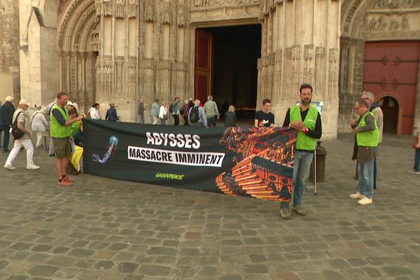 Les militants rouennais de Greenpeace ont mené une action "happening" avec une banderole "Abysses, massacre imminent" et des flyers, ce samedi 3 juin 2023.
