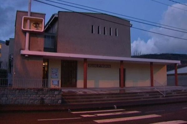 C'est à l'intérieur de l'église Sainte Thérèse, rue de l'Abbé Prévost, à Clermont-Ferrand, qu'un homme a été découvert au pied de l'autel avec un couteau planté dans la gorge.