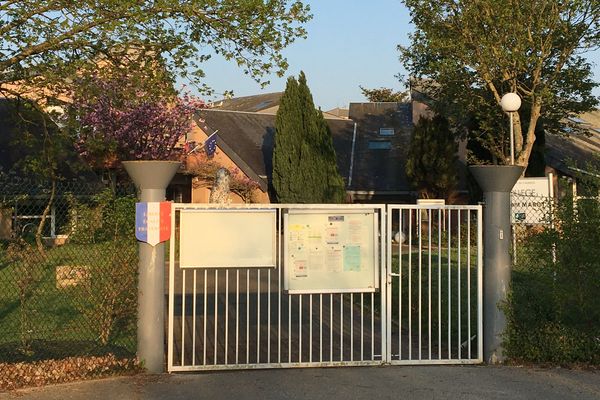 Pendant le confinement, le collège Clément Marot (14) est fermé. Mais le personnel maintient le lien avec les élèves.