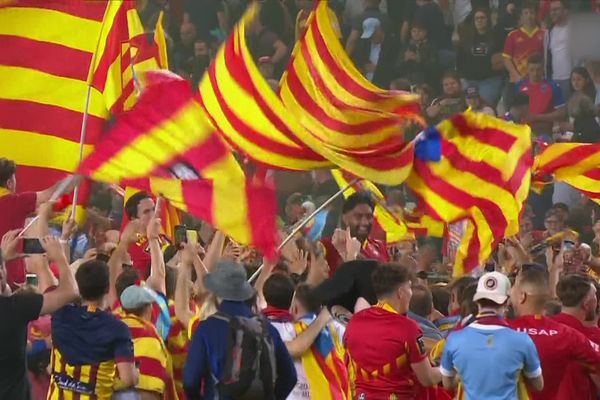 Perpignan vainqueur de Grenoble 33-19  pour le dernier match de la saison se maintient dans l'élite du rugby français. Le club se sauve pour la deuxième année consécutive. Les joueurs au moment de la victoire.