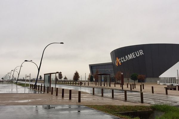 Le parking de la salle de spectacle l'Acclameur sert régulièrement de "piste de jeux" pour des rodéos urbains.