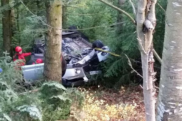 Une voiture a roulé jusqu'au fond du ravin sur une petite route dans du massif vosgien. L'automobiliste était mort à l'arrivée des secours.