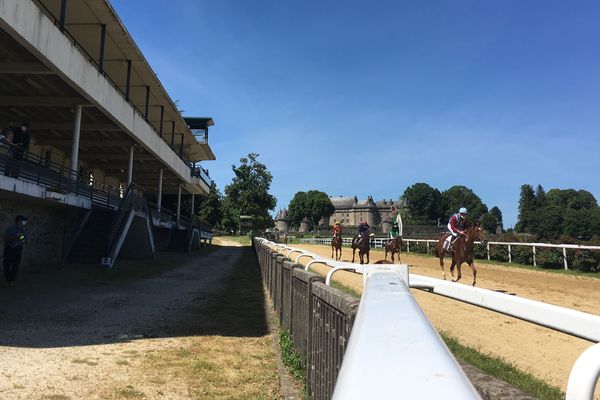 Premières courses post confinement sur l’hippodrome de Pompadour, le 24 mai 2020