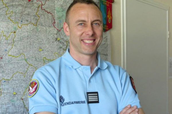 Le lieutenant-colonel Arnaud Beltrame est mort poignardé à la gorge, vendredi 23 mars 2018, après avoir pris la place d'un otage dans le supermarché de Trèbes (Aude). 