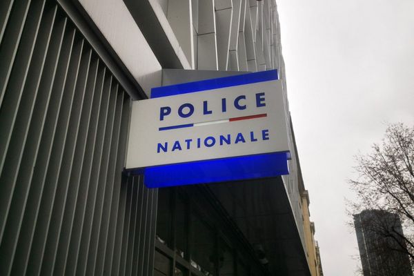 Le policier a pris la fuite alors que sa garde à vue était interrompue et qu'il était hospitalisé.