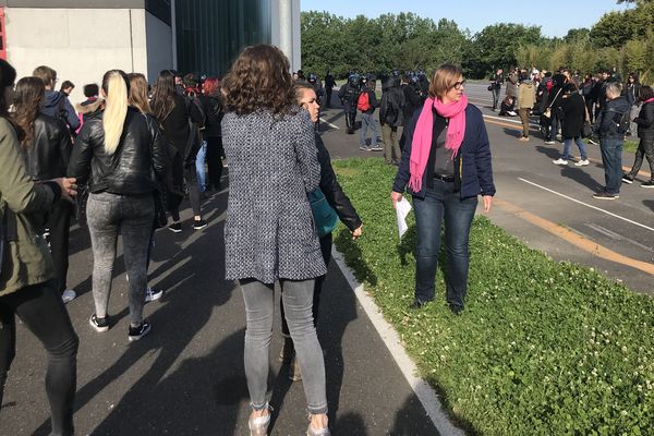 Les étudiants avant leur entrée en examen à La Trocardière à Rezé le  16 mai 2018