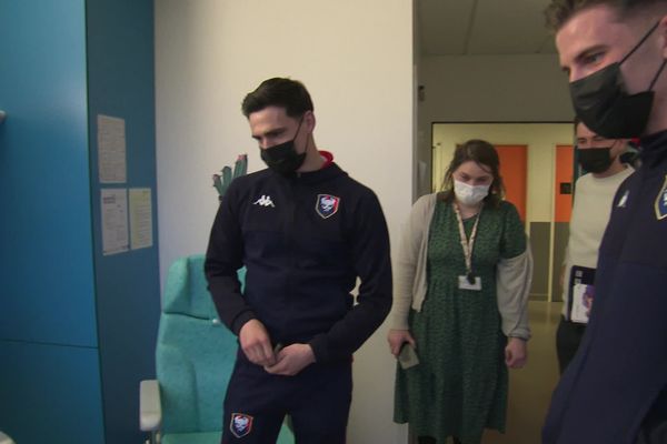 Les joueurs du Stade Malherbe de Caen, Jessy Deminguet et Hugo Vandermersch, dans la chambre d'un enfant hospitalisé au CHU de Caen.