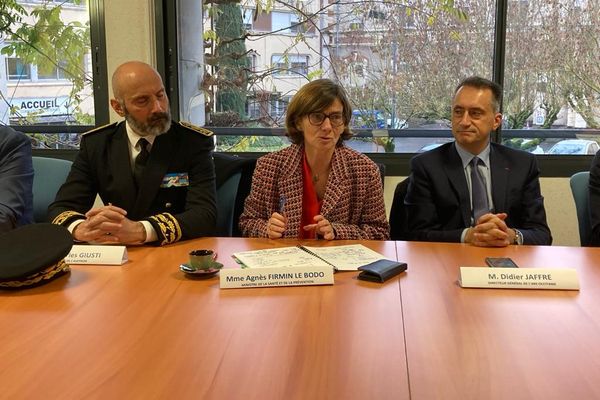 Agnès Firmin le Bodo est venue rassurer le personnel de l'hôpital de Decazeville en Aveyron.