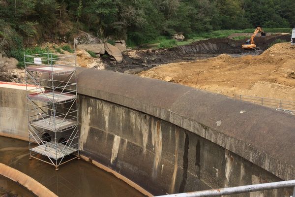 le barrage du Gué Giraud sur la Glane à Saint-Junien (87) est en pleine démolition depuis le mois de mai.