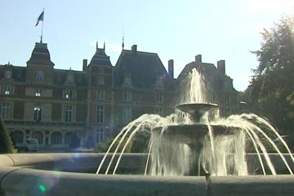 Le château-Musée d'Eu (Seine-Maritime), et en avant-plan une des fontaines du jardin. 