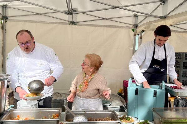 Nelly, bénévole des Restos du Coeur d'Indre-et-Loire depuis 20 ans, entouré de Romain Baron (à gauche) chef de la cuisine centrale de Tours et de Ambroise Voreux, chef cuisinier, ex-candidat de l'émission Top Chef.