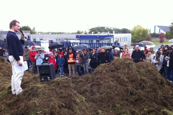 La manifestation devant Aprochim à Grez-en-Bouère, le dimanche 20 octobre 2013