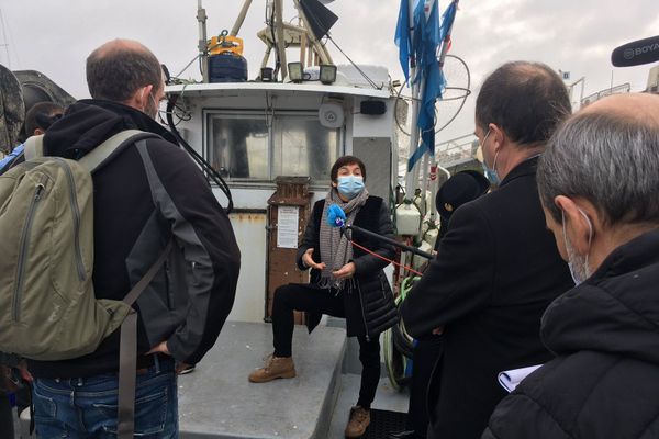 La ministre de la mer Annick Girardin sur un bateau de Capbreton équipé pour lutter contre la capture des cétacés