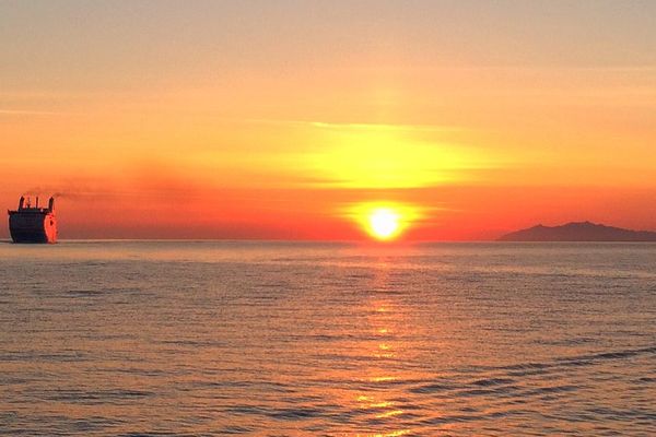 ILLUSTRATION - Arrivée d'un ferry au petit matin au port de Bastia (Haute-Corse)