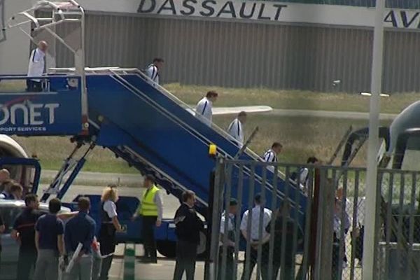 En stage à Biarritz pour quelques jours, les joueurs de l'Equipe de France sont arrivés en toute discrétion à l'aéroport, décevant les supporters venus les accueillir.