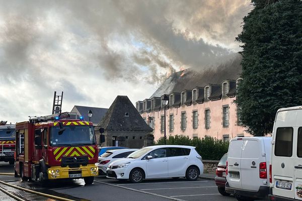 Le bâtiment historique, situé en plein centre de Saint-Méen-le-Grand, est la proie des flammes depuis 8h, ce 6 août 2024