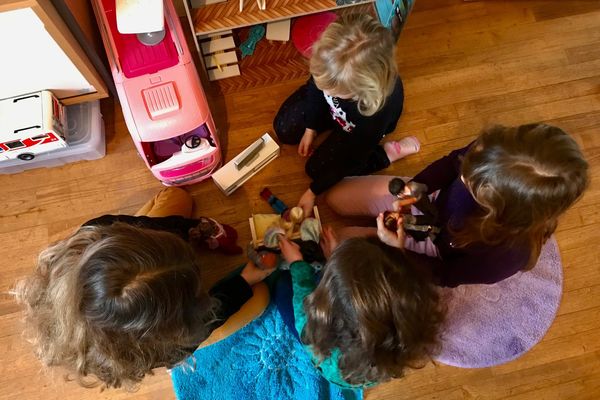 Valentine, Louise, Louison et Jeanne apprécient de jouer sans masque et seront contentes de retourner à l'école vendredi.