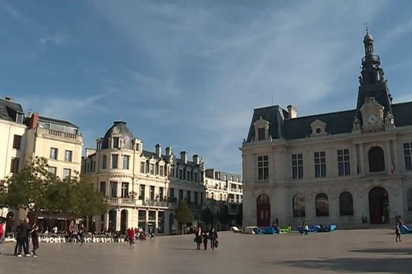 Les habitants de Poitiers sont venus profiter du beau temps sur la place d'Armes.