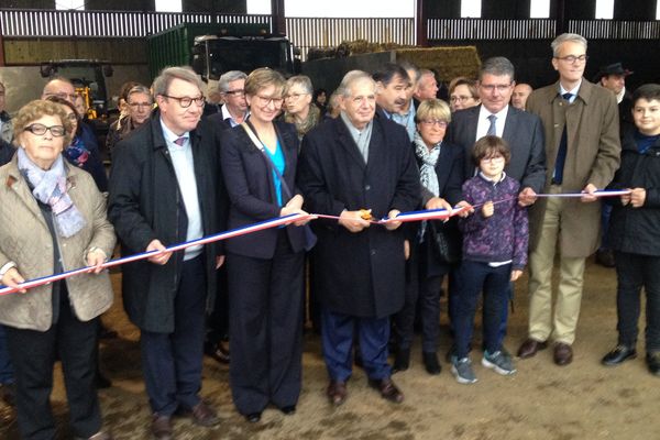 Le ministre Jacques Mézard en train d'inaugurer l'unité de méthanisation de Saint-Bonnet-en-Salers dans le Cantal.