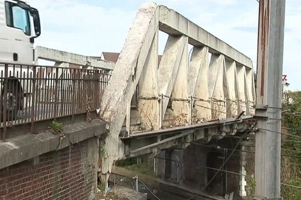 Délabré, le pont Saint-Ladre de Crépy-en-Valois tremble au passage des poids lourds.