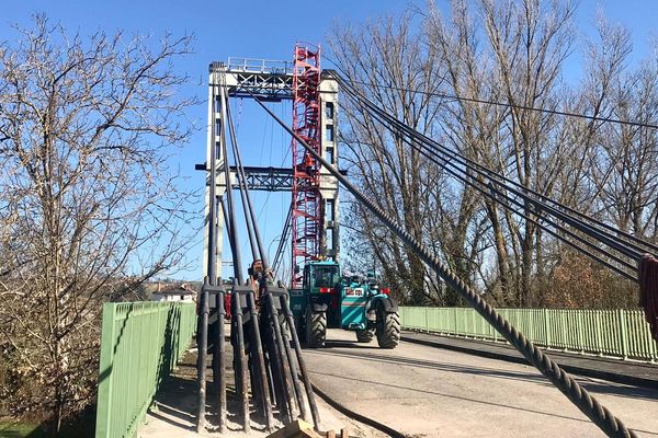 Cette étape des travaux concerne le relevage des câbles d'acier du pont.