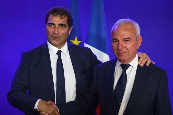 Jean Leonetti, maire d'Antibes et président LR en intérim, serre la main à Christian Jacob, nouveau président des Républicains.