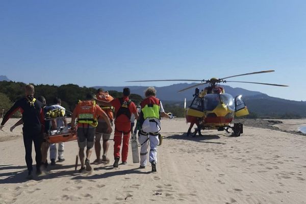 En urgence absolue, la victime a été évacuée en hélicoptère vers le centre hospitalier d'Ajaccio.