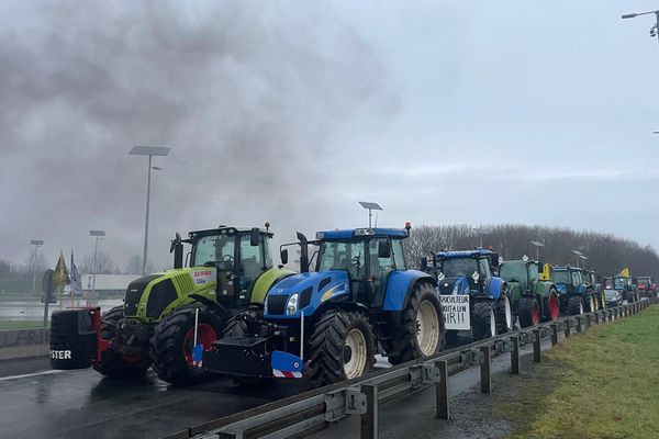 Les agriculteurs belges de la FJA bloquent l'autoroute A2 dans le sens Paris-Bruxelles. Ils manifestent contre la signature d'un accord de libre-échange entre l'UE et le Mercosur.