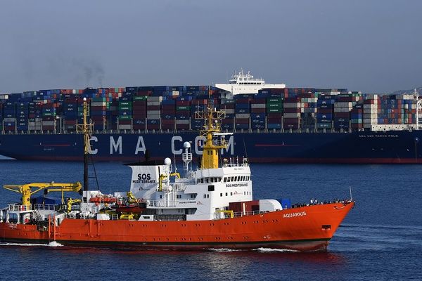 L'Aquarius dans la baie de Marseille, bien loin des côtes libyennes