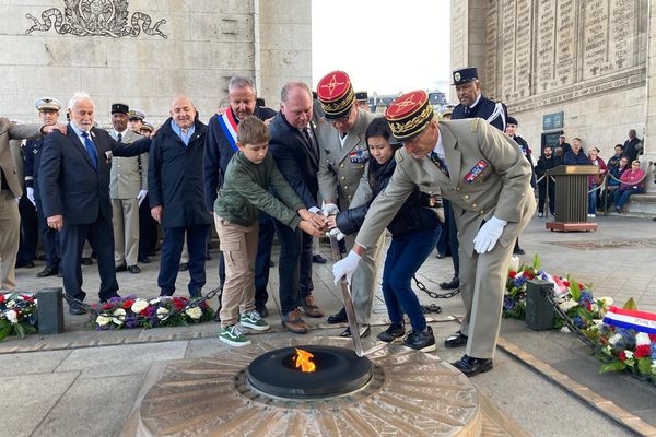 Les élèves ont ravivé la flamme du soldat inconnu.