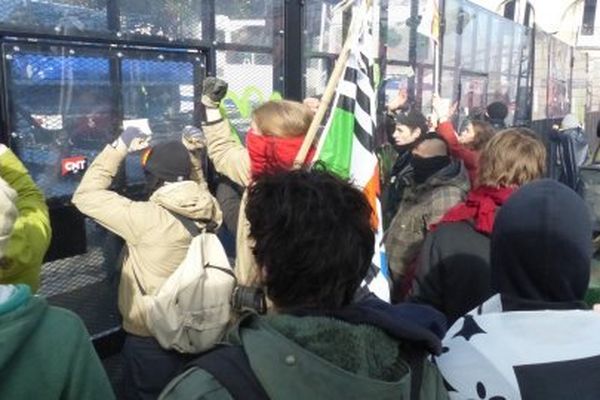 Le début des affrontements le 22  février 2014 à Nantes