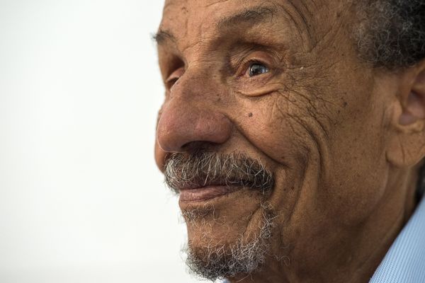 Le paysan ardéchois Pierre Rabhi a rencontré une trentaine d'élèves du collège Côte-Rousse à Chambéry.