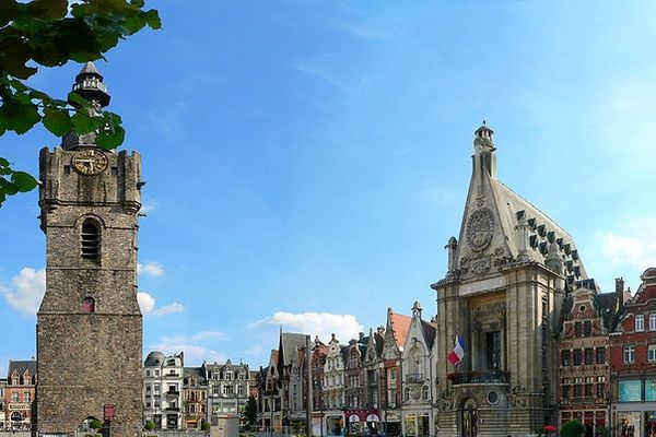 Le beffroi et la mairie de Béthune. 