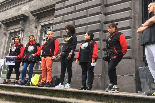 Mardi 9 juin, la famille de Wissam El-Yamni et ses soutiens se sont rassemblés devant la cour d'appel de Riom près de Clermont-Ferrand.