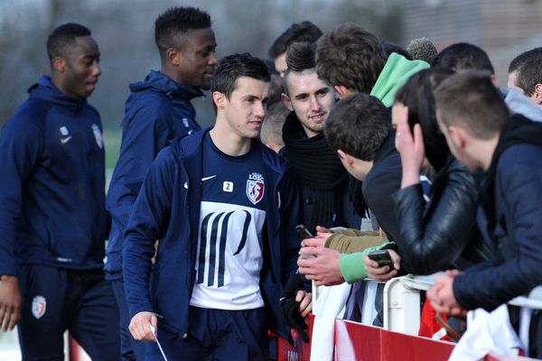 Sébastien Corchia (au centre) avec les supporters du LOSC, la semaine dernière au Domaine de Luchin