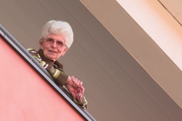 Faute d'ascenseur, Renée, 93 ans, ne peut plus quitter son appartement depuis plusieurs mois.