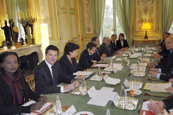 Rama Yade et Christian Estrosi (en bas à gauche) lors d'une réunion à l'Elysée en décembre 2009