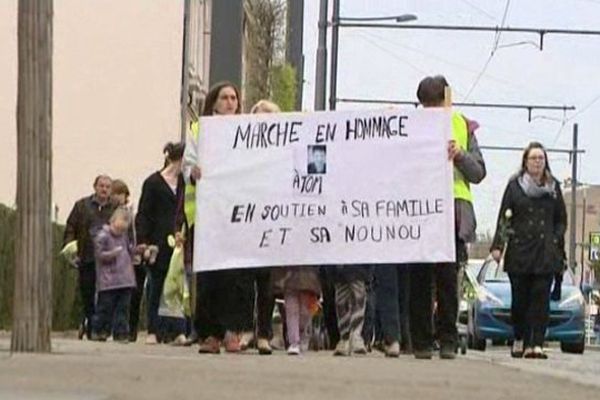 Marche blanche en mémoire du petit garçon fauché par une voiture le 1er avril à Tours. Le conducteur avait pris la fuite. (11 avril 2015)