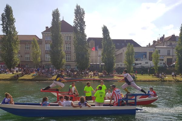 Deux jouteurs face-à-face sur la Seine, à l’occasion des championnats de France à Melun.