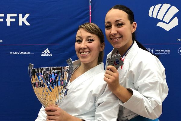 Alexandra (gauche) et Laetitia (droite) Feracci célèbrent leur victoire.