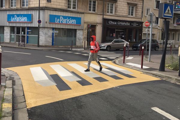 Le premier passage piétons 3D de Beauvais, pour les automobilistes arrivant de la droite.