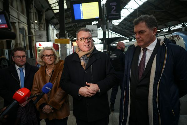 Philippe Tabarot (à droite) le 2 décembre 2024 en compagnie du ministre délégué aux transports alors en fonction, François Durovray, en gare Saint-Lazare (Paris).