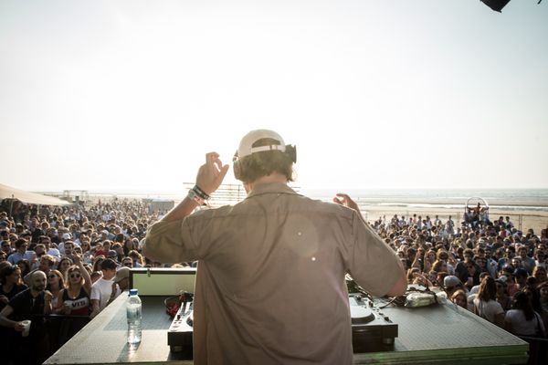 Cabourg Mon Amour, c'est trois jours de concerts, pop, rock, rap électro, les pieds dans le sable. Un rendez-vous à ne pas manquer au début de l'été en Normandie.