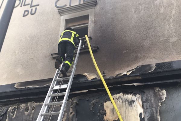 Dès cette nuit de nombreux pompiers étaient sur place